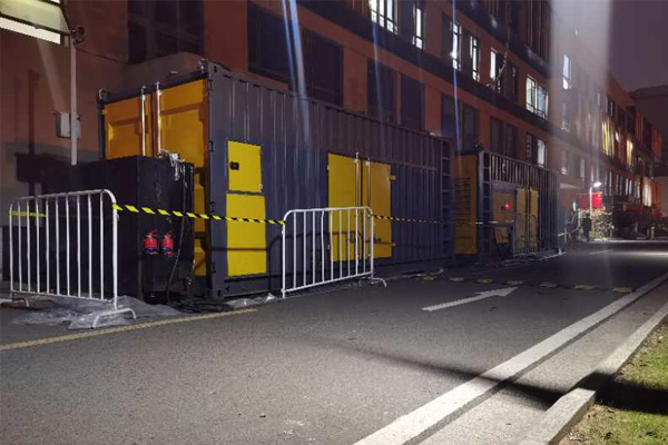 革吉柴油发电机组的输出电压是如何调节的？